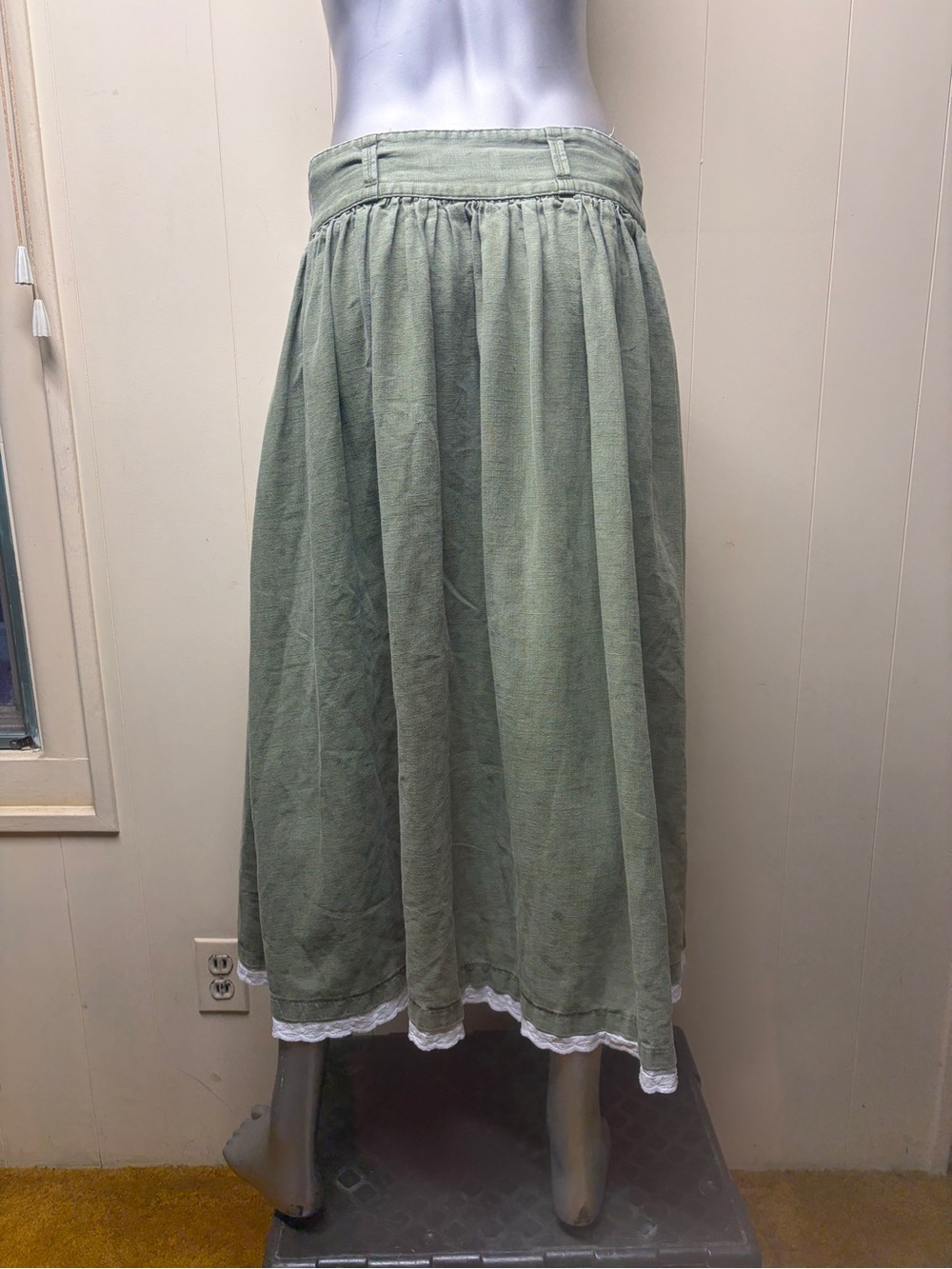 Revintaria Boutique High-Waist Sage Button-Front Midi Skirt with Lace Trim - Picture 2 of 5